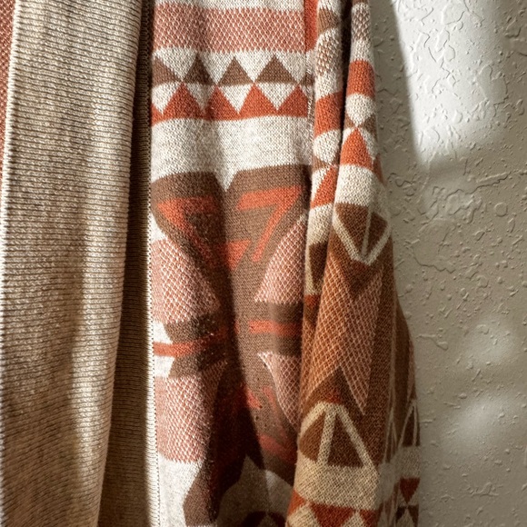 Women's Geometric Pattern Cardigan - Beige and Brown - Picture 3 of 7